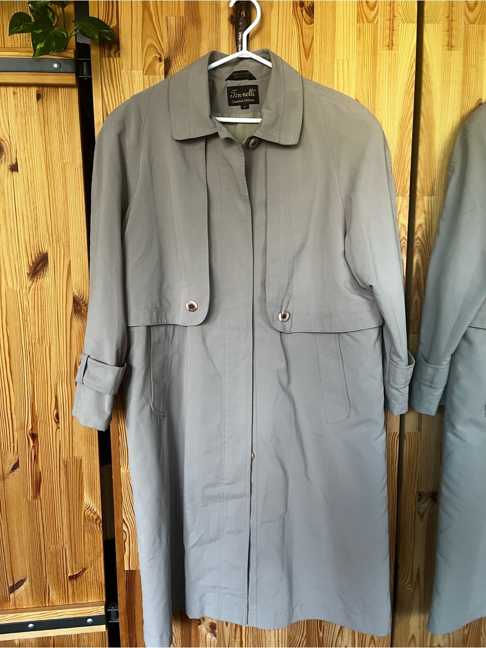Fennelli Vintage Light Taupe Trench Coat (size 10)